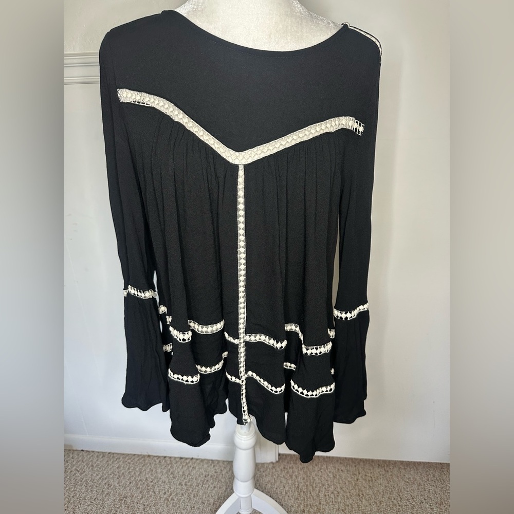 Lapis Black and White Long Sleeve Ruffled Blouse size L